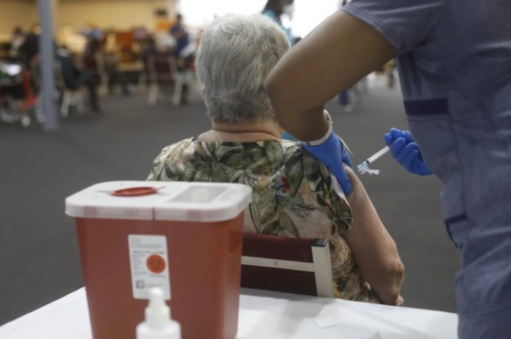 Jóvenes se disfrazan de abuelitas para recibir la vacuna anticovid en Florida