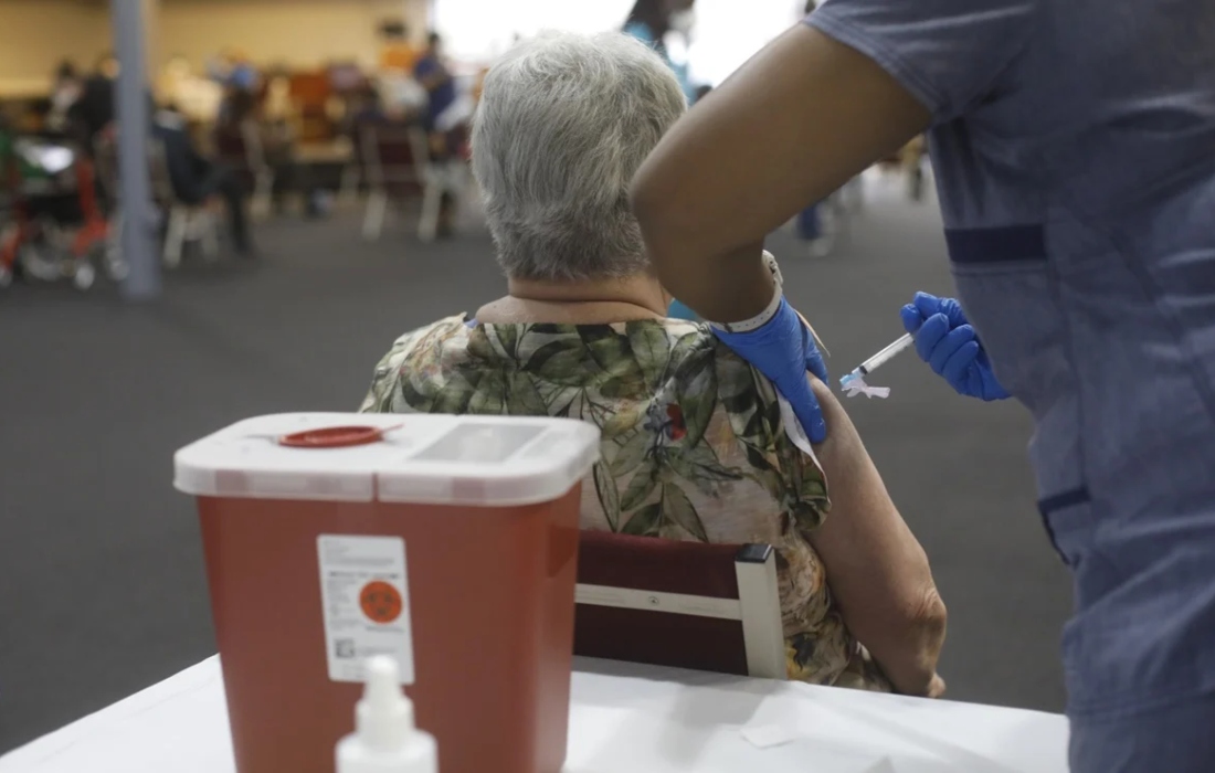 Jóvenes se disfrazan de abuelitas para recibir la vacuna anticovid en Florida