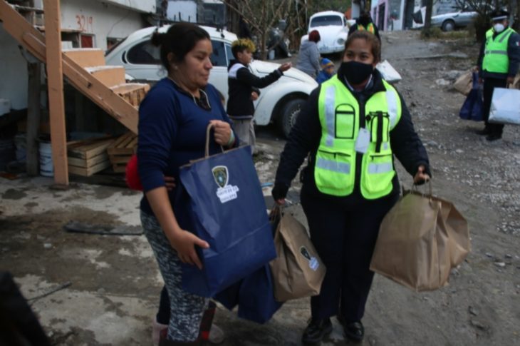 Tránsitos de Guadalupe donan cobertores a familias afectadas por frío extremo