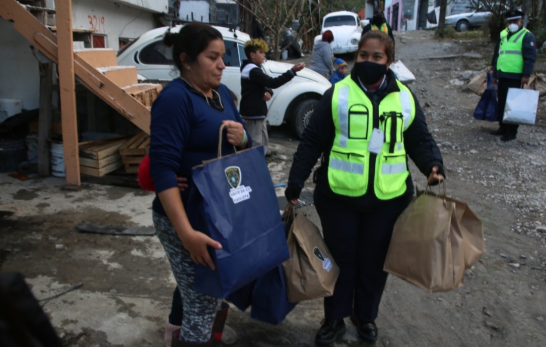 Tránsitos de Guadalupe donan cobertores a familias afectadas por frío extremo