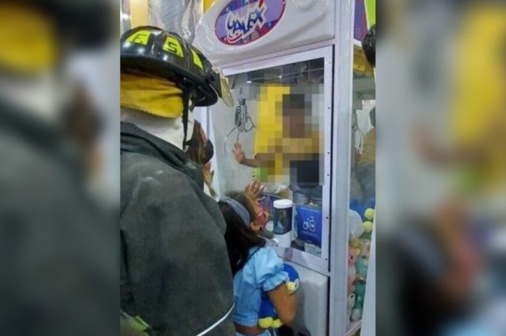 Viral: Menor queda atrapado al interior de una máquina de peluches