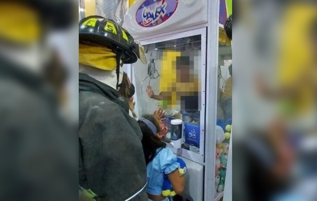 Viral: Menor queda atrapado al interior de una máquina de peluches